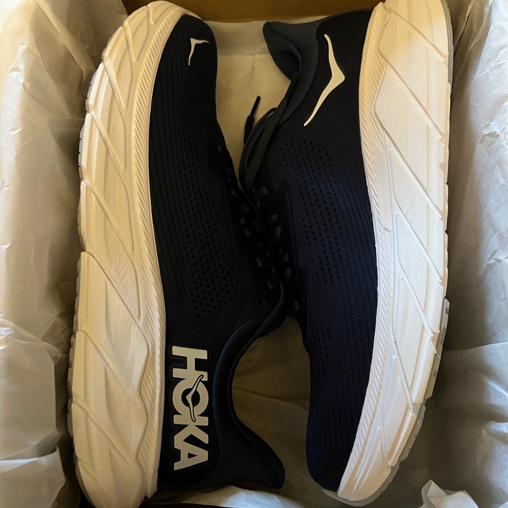 12.5 Hoka Arahi; Navy blue and white